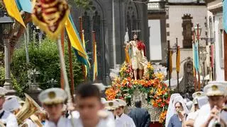 Claveles rojos para San Juan en Arucas
