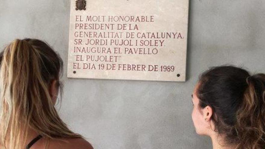 La placa del pavelló del Pujolet de la inauguració a càrrec del president Jordi Pujol el 19 de febrer del 1989