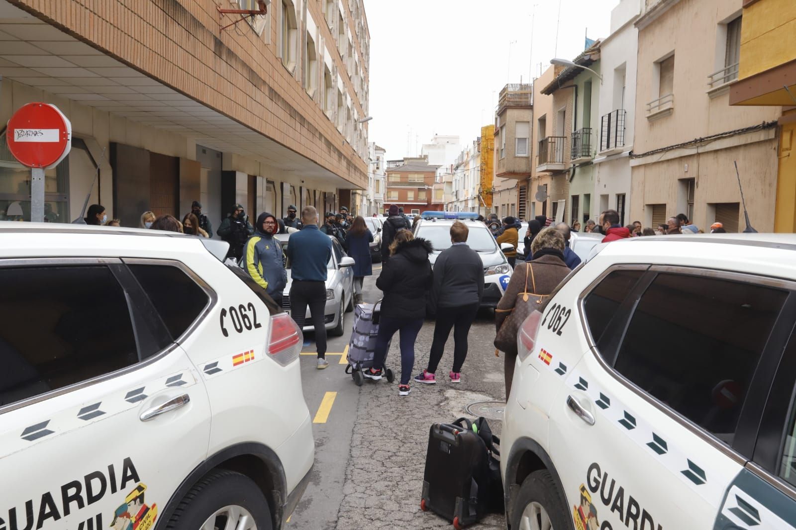 Tensión y gritos de "asesino" a la llegada del parricida de Sueca a declarar ante el juez