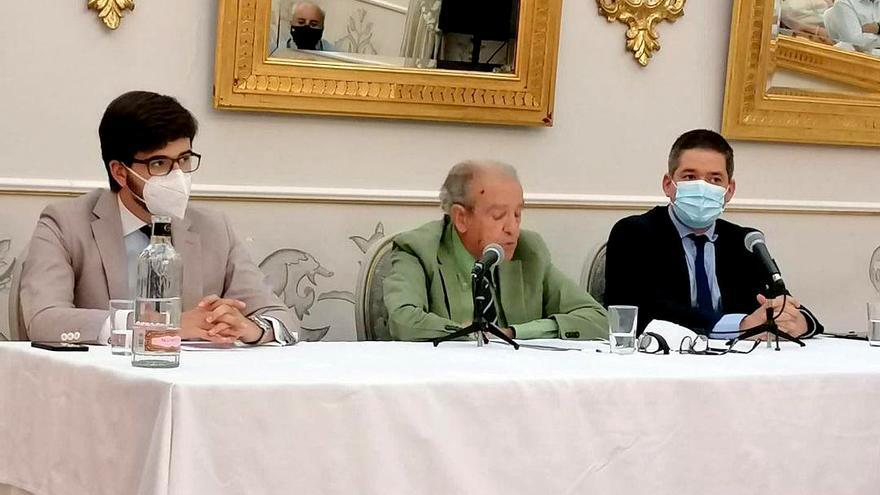 Raúl García, Juan Leña y Manuel Chacón, durante la conferencia.