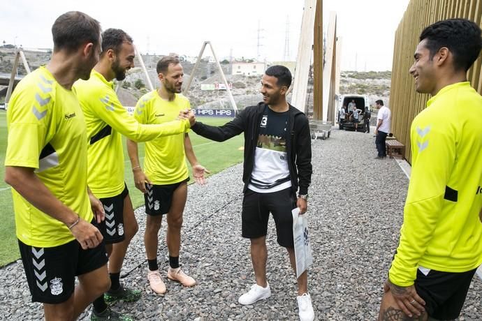 22.07.19. Las Palmas de Gran Canaria. Fútbol. El exjugador de la UD Las Palmas, Jonathan Viera, visita las intalaciones deportivas de Barranco Seco para saludar a sus excompañeros de equipo. Foto Quique Curbelo  | 22/07/2019 | Fotógrafo: Quique Curbelo