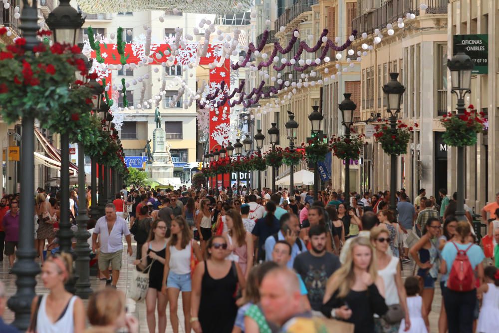 Las calles del centro de la ciudad y la plaza de la Constitución se ''visten'' para los días de fiesta que están a punto de llegar