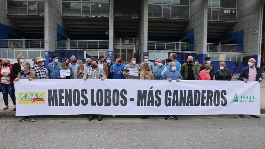 Los ganaderos “rugen” para espantar al lobo en su protesta en Oviedo