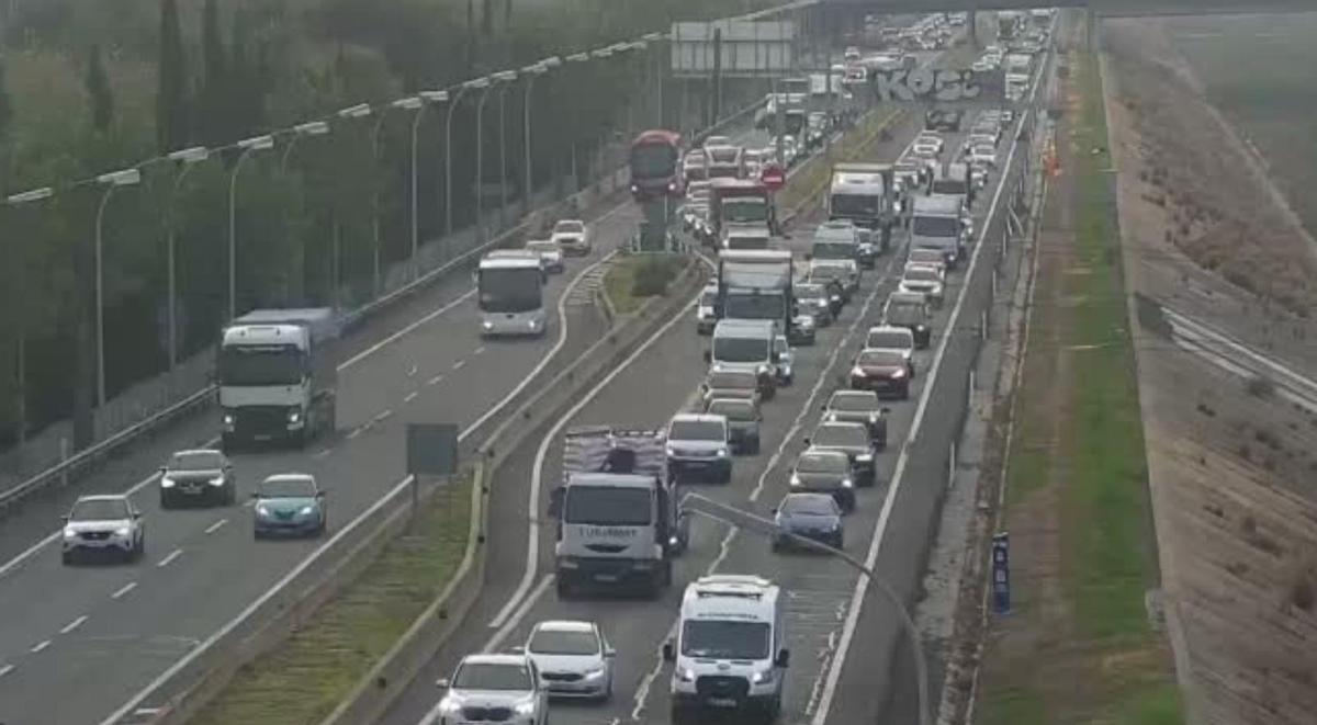 Tráfico en Valencia en la V-30 en sentido Barcelona