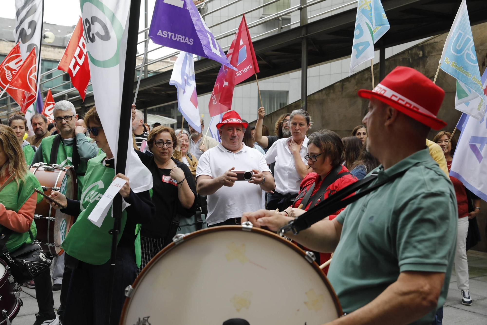 Concentración de los trabajadores del ERA para reclamar la equiparación con los servicios del Sespa
