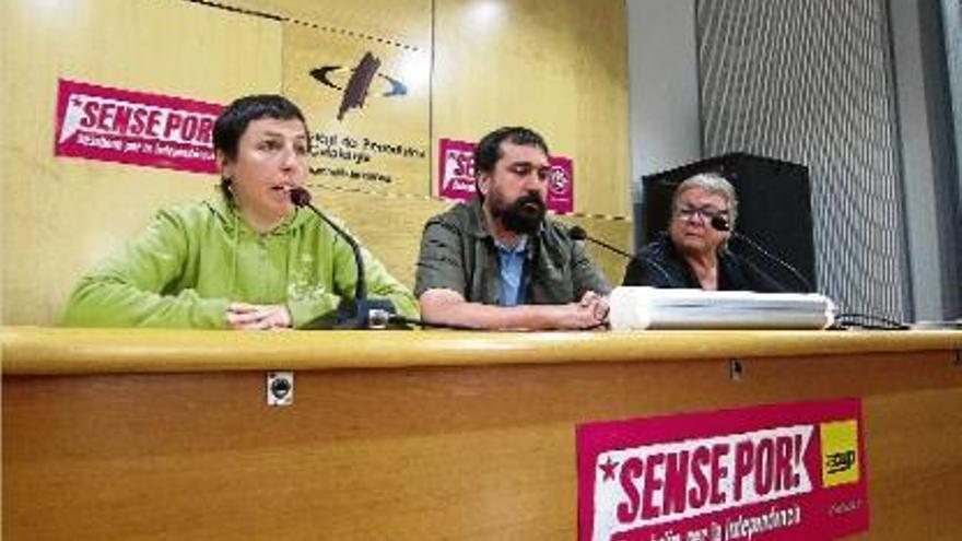 Laia Pèlach, Dani Cornellà i Sylvia Barragán a la roda de premsa d&#039;ahir de presentació de la campanya.