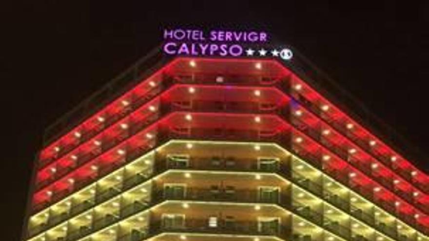 Fachada del hotel Calypso de Benidorm con los colores de la bandera española.