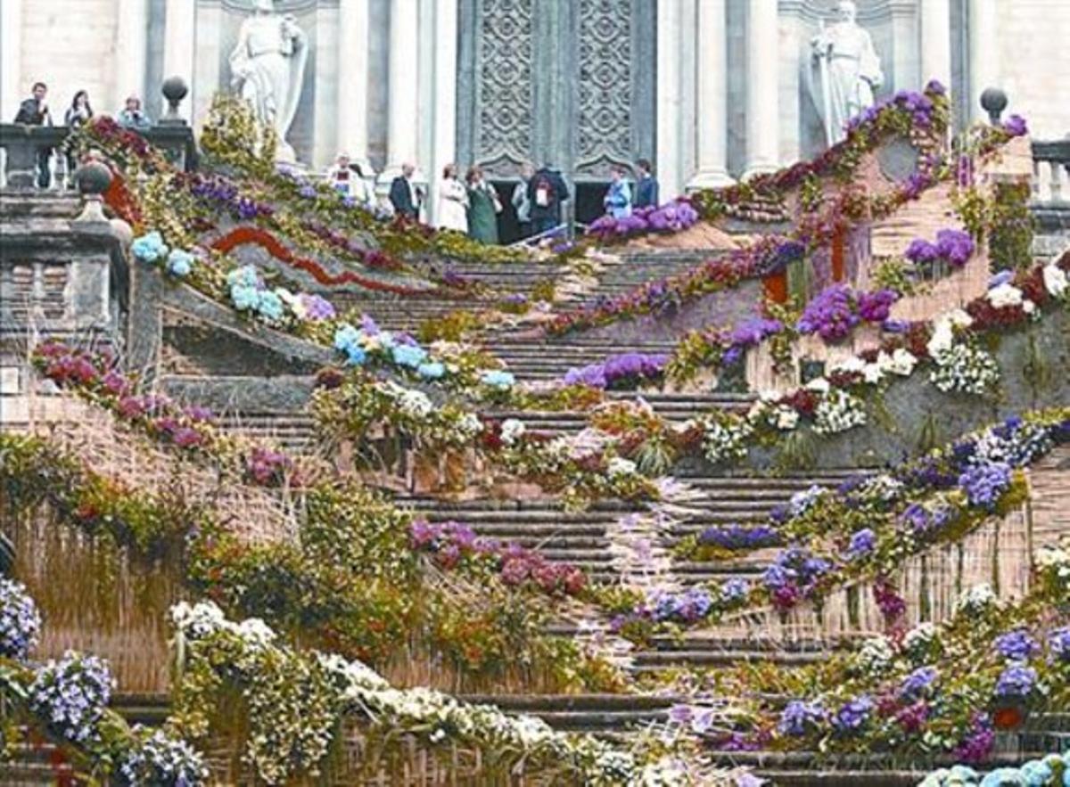 Instal·lació floral a les escales de la catedral de Girona.