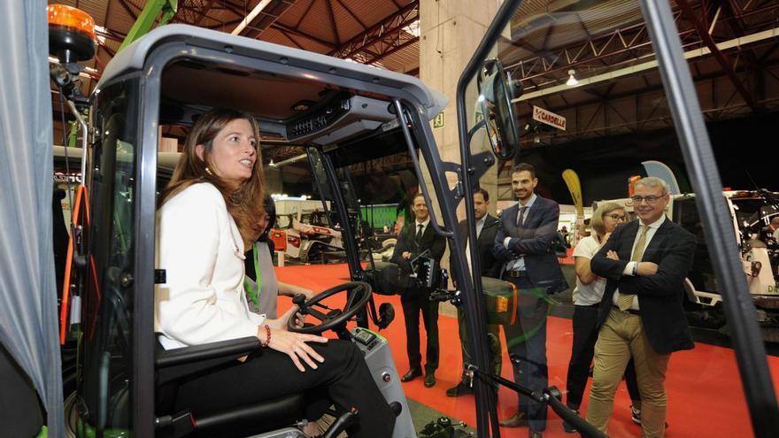 Natalia Prieto prueba una máquina en el certamen.