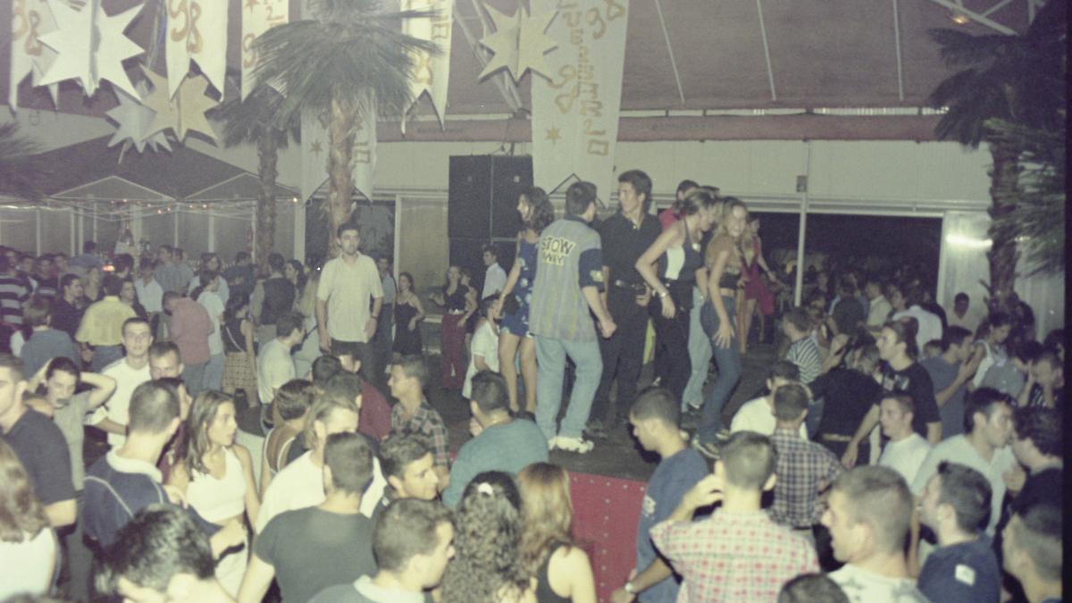 Discoteca Bananas en los 90. ¿Conoces a alguien?