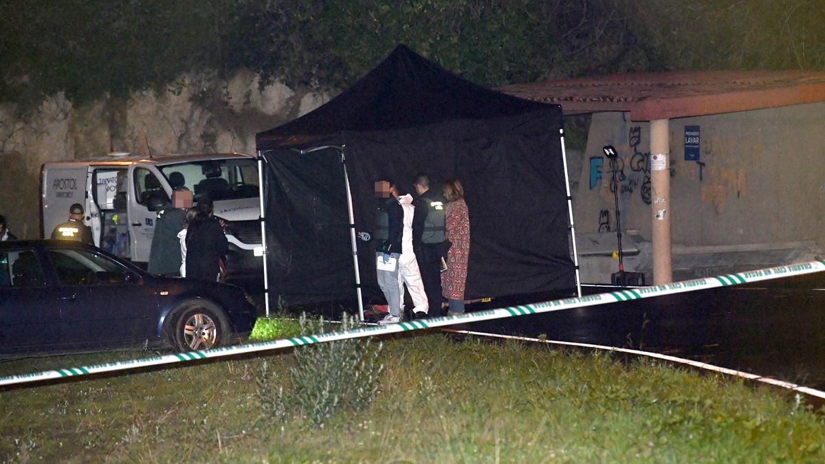 Carpa instalada en el lugar de los hechos para proteger el cadáver de la víctima.