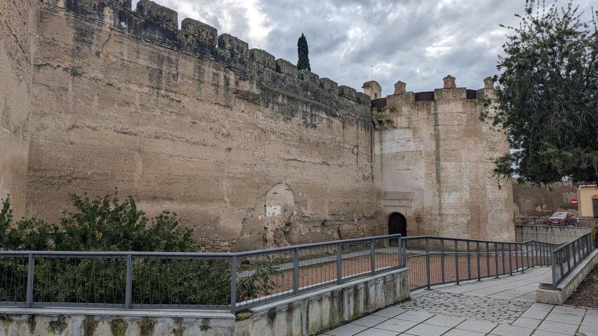 Muralla medieval de Palma del Río y concejala de &amp;lt;Cultura en el claustro de Santa Clara