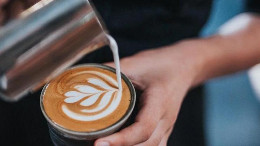 Preparación de un café con leche.