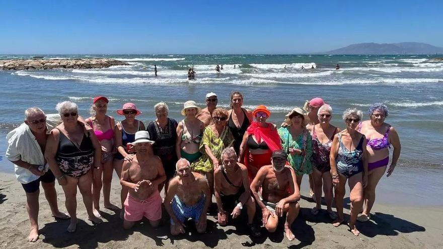 El Ayuntamiento de Córdoba dispara los viajes gratis a la playa para mayores con 84 salidas este verano