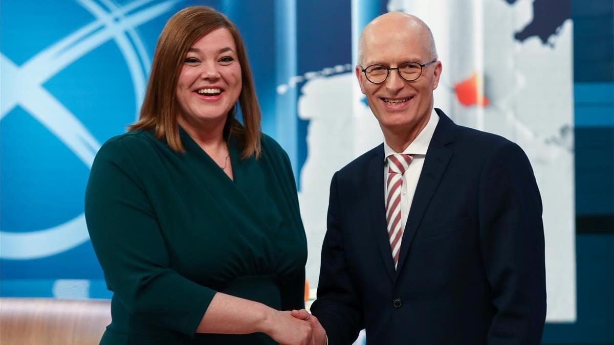 La candidata de Los Verde Katharina Fegebank y el socialdemócrata Peter Tschentscher se felicitan por el resultado en Hamburgo, este domingo.