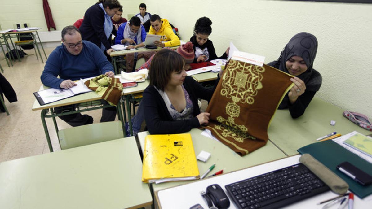 Clase sobre tejidos en el nuevo curso de FP dual del Instituto de Terrassa.