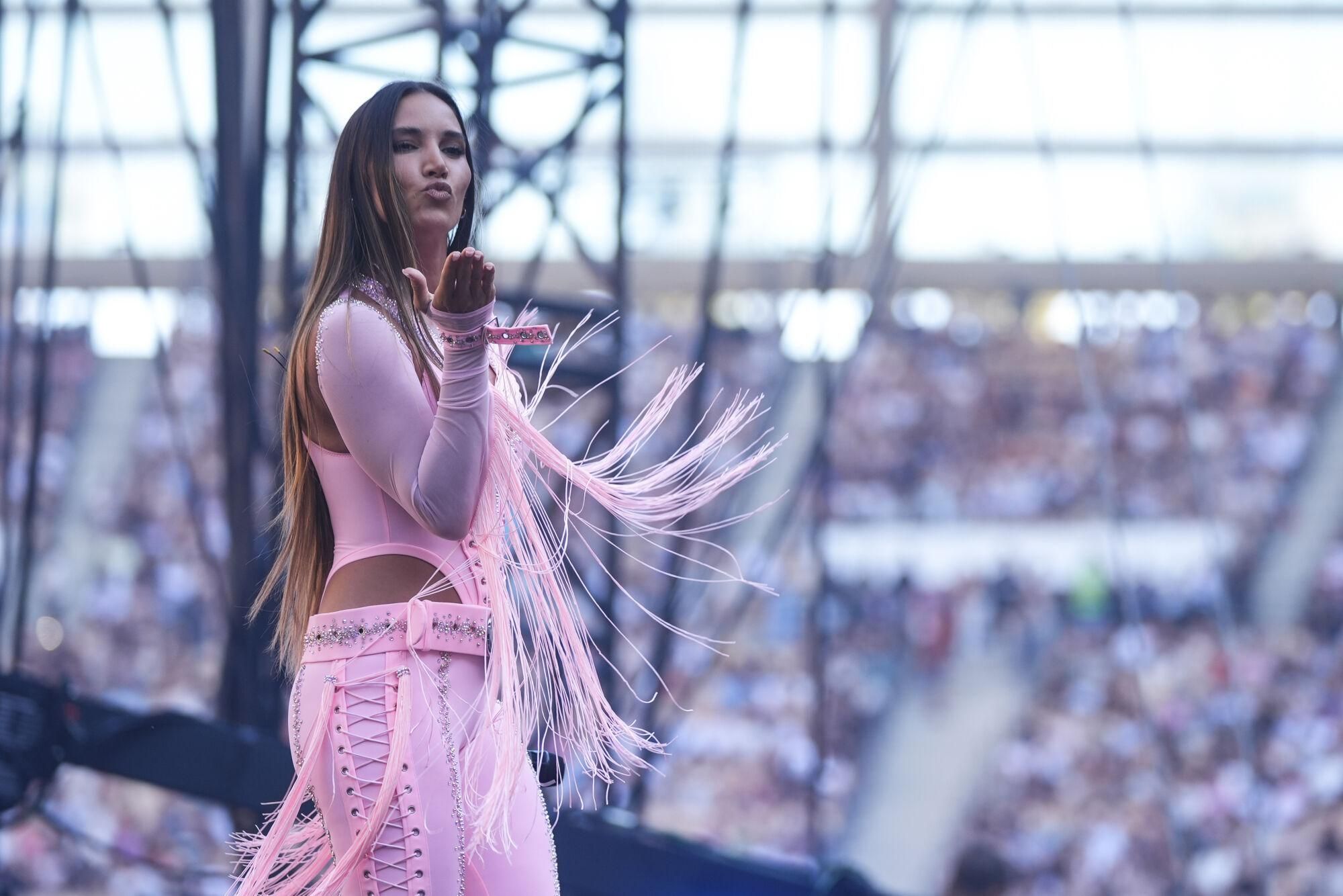 La cantante India Martínez durante la quinta edición de La Velada del Año en el Estadio de La Cartuja, a 26 de julio de 2025 en Sevilla (Andalucía, España). El creador de contenidos, Ibai Llanos, ha organizado la quinta Velada del Año. El Estadio La Cartuja alberga a unos 75.000 espectadores, una cifra que volverá a ser histórica. El Santiago Bernabéu ya acogió un número similar en la pasada edición de La Velada, unos 80.000 espectadores, convirtiendo el evento en el de mayor aforo de la historia en España para una cita boxística: superó un récord establecido hace casi 100 años en el combate entre Paulino Uzcudun y Primo Carnera en el Estadio Olímpico de Montjuïc en 1930. Con un pico de 3,85 millones de dispositivos conectados, La Velada del Año posee, en su cuarta edición, el récord de la emisión más vista de la historia en cualquier idioma en Twitch, la gran plataforma de streaming. Es, sin duda, el mayor evento jamás concebido en internet, y copa el top 3 de emisiones más vistas en la plataforma. El objetivo, un año más: volver a hacer historia. 26 JULIO 2025 Joaquin Corchero / Europa Press 26/07/2025. INDIA MARTÍNEZ;Joaquin Corchero;category_code_new;
