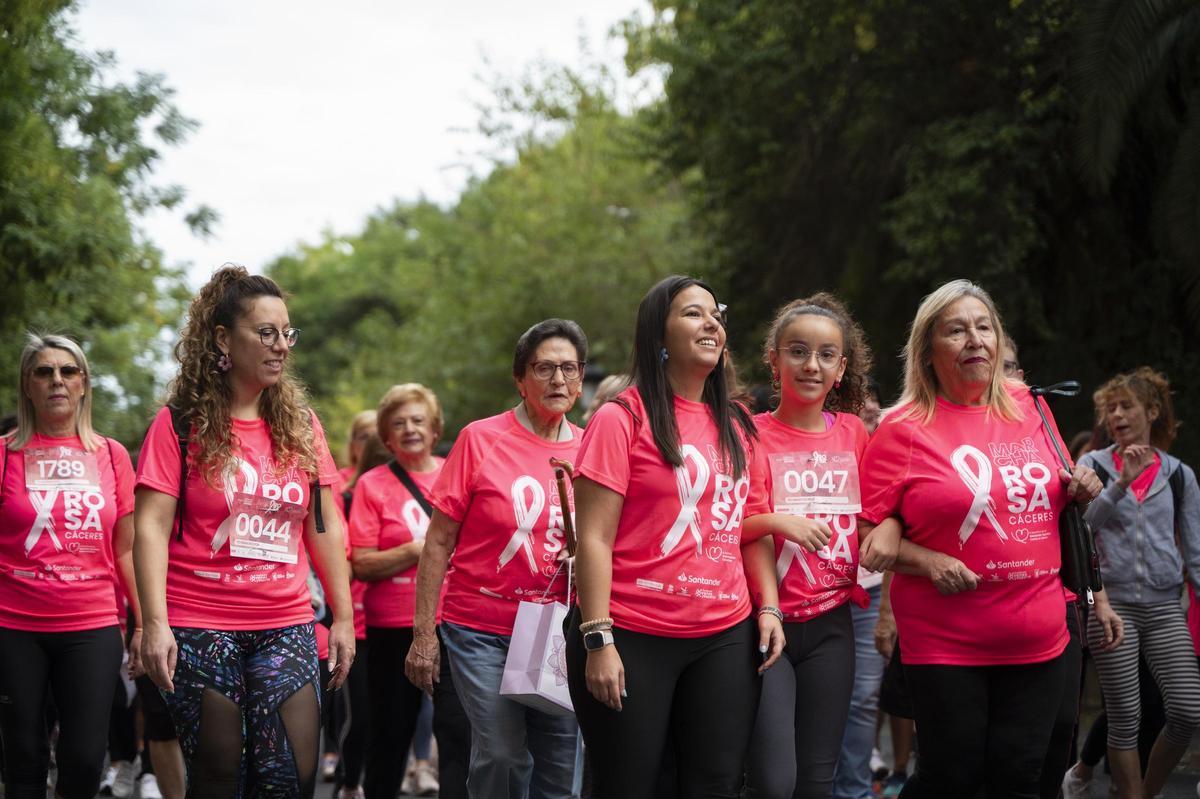 Así ha sido la marcha rosa de Cáceres en imágenes: la ciudad se vuelca con el cáncer de mama Así ha sido la marcha rosa de Cáceres en imágenes: la ciudad se vuelca con el cáncer de mama