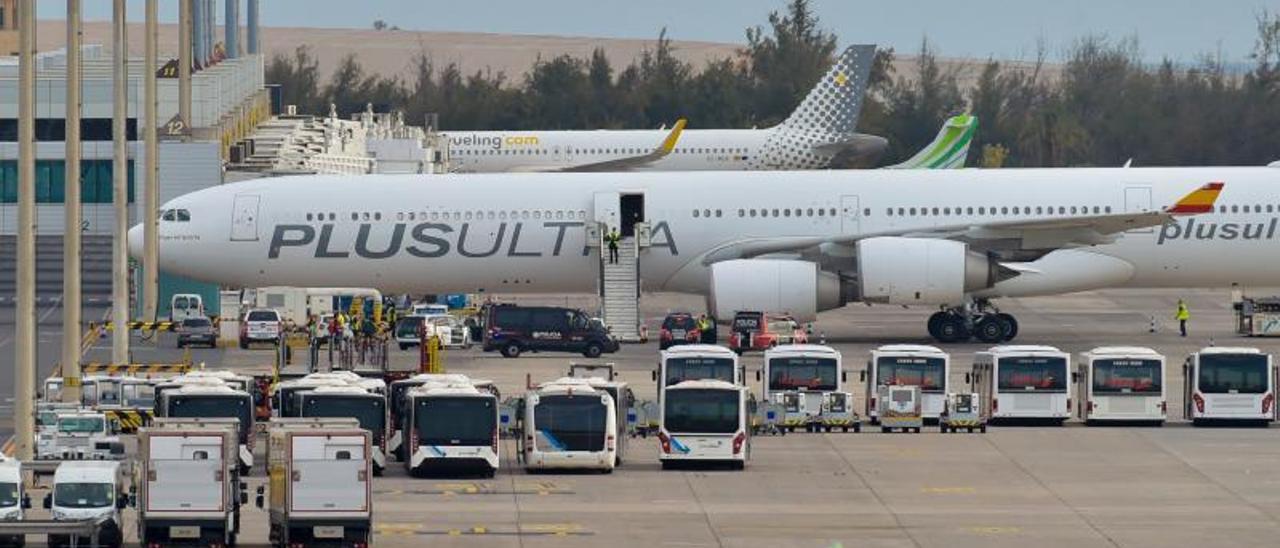 El avión de Plus Ultra tras aterrizar en el aeropuerto de Gran Canaria el 11 de abril con el material sanitario adquirido en China.