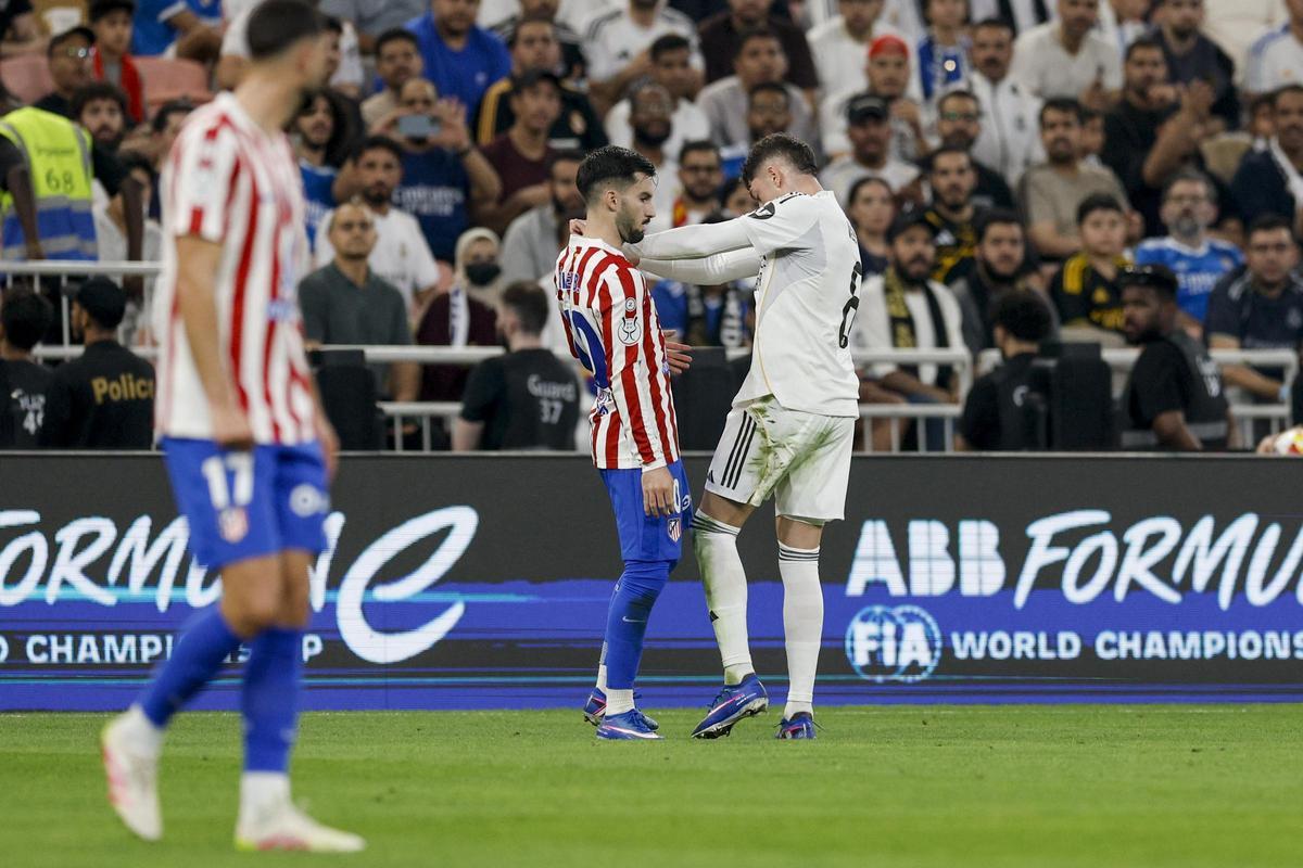 1-2. El Madrid se lleva un derbi en el alambre y se cita con el Barça en la final