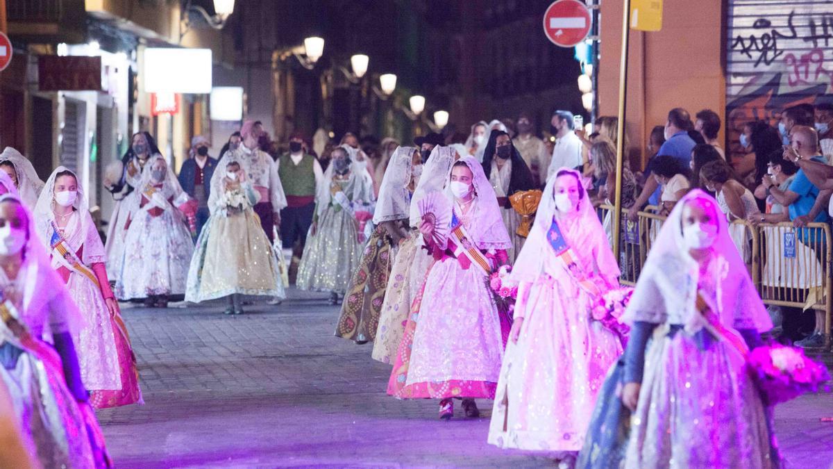 Llegada de la Fallera Mayor Infantil 2021 a la plaza de la Virgen en la Ofrenda