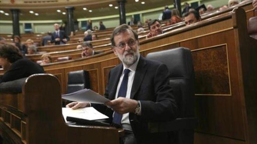 Rajoy califica de &quot;chantaje&quot; la moción de censura