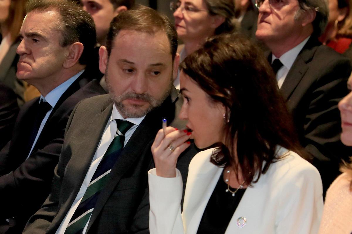 Isabel Pardo de Vera charla con José Luis Ábalos en un acto sobre la reforma de la estación de Chamartín.
