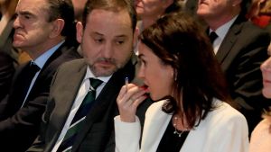 Isabel Pardo de Vera charla con José Luis Ábalos en un acto sobre la reforma de la estación de Chamartín.