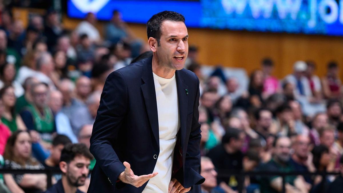 Daniel Miret, entrenador del Joventut, da instrucciones a sus hombres durante un partido.