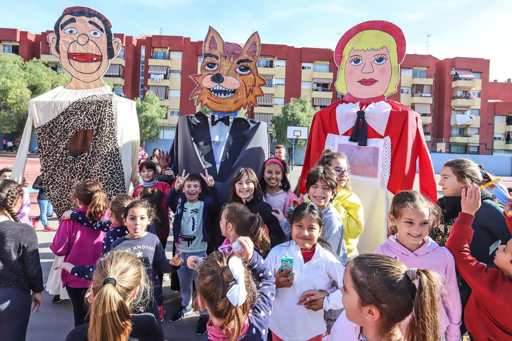 Los profesores recrean la tradición del pasacalles de La Charamita en el patio del Colegio Público Cuba durante las fiestas patronales