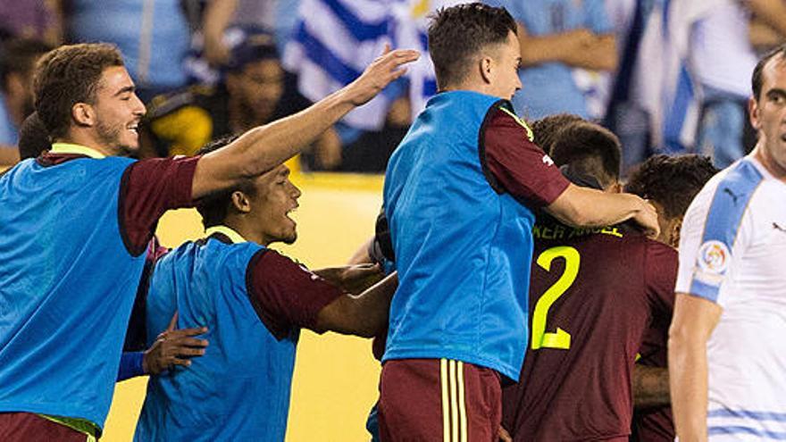 Los jugadores de Venezuela celebran el gol ante Godín.