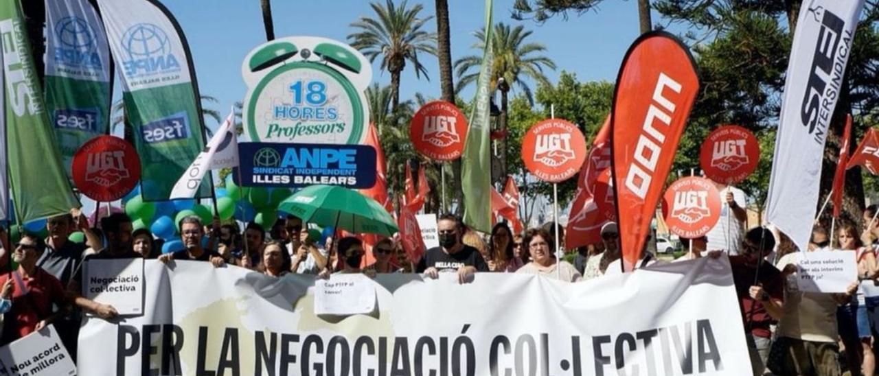 Protesta de los sindicatos docentes ante el Consolat de Mar.