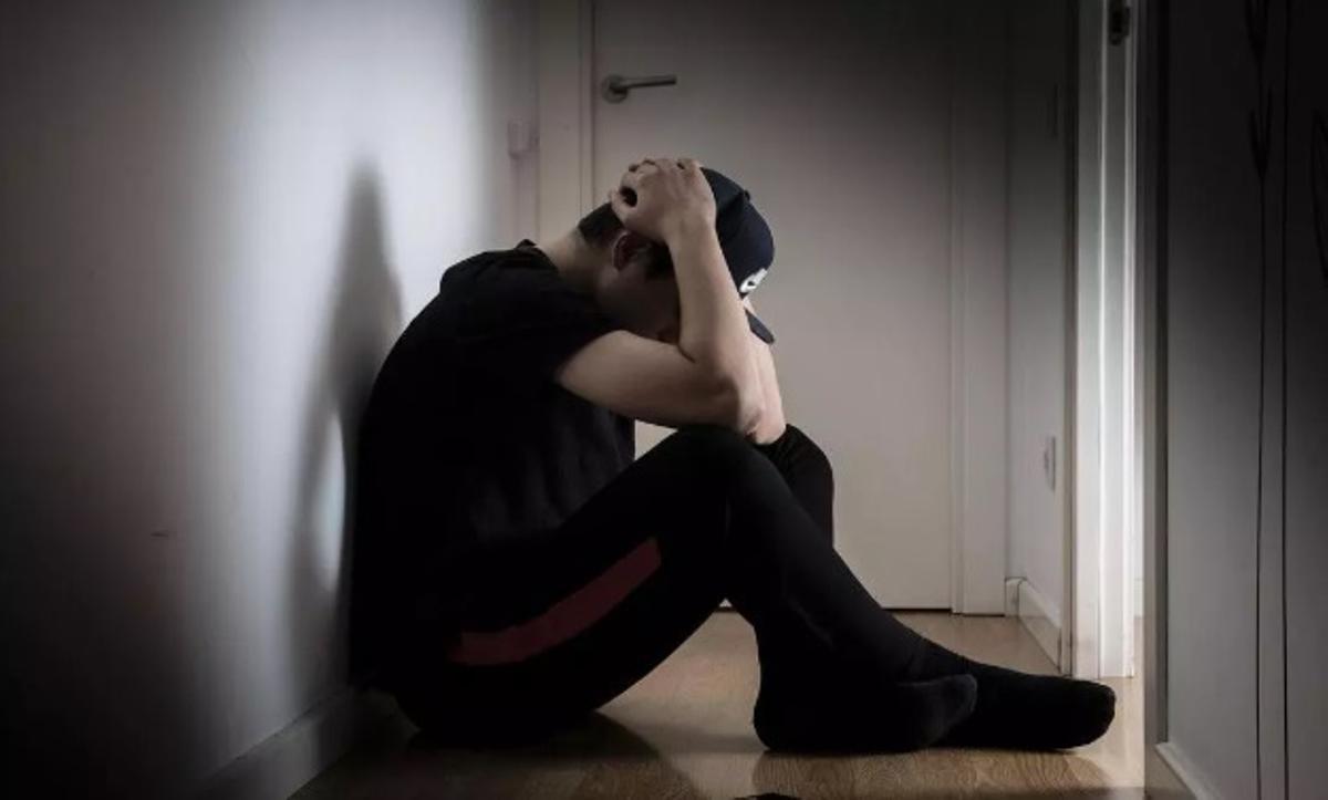 Un joven con problemas de salud mental.