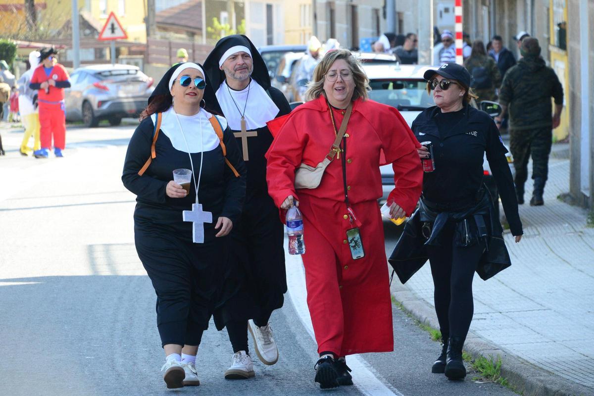 Miles de personas entierran al Mexillón en el carnaval de Aldán