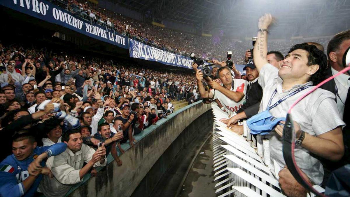 Diego Maradona en el estadio de San Paolo, hoy renombrado en su honor