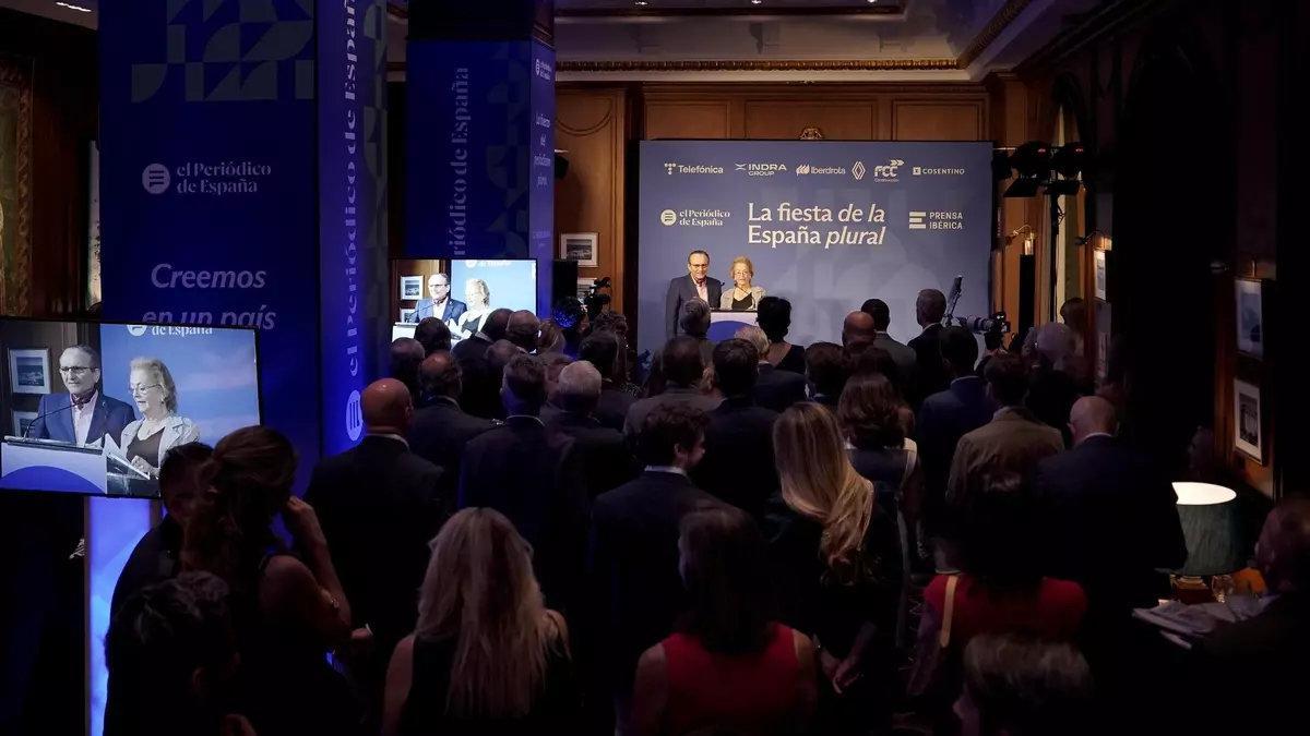 Javier Moll y Arantza Sarasola, presidente y vicepresidenta de Prensa Ibérica, durante su discurso en la 'Fiesta de la España Plural 2025'.
