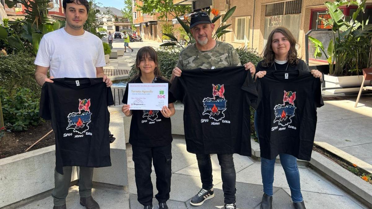 La ganadora con familiares y un represente de la asociación Breogán.
