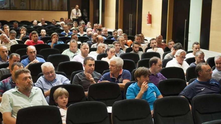 Los asistentes al pleno provincial del fútbol ourensano, ayer en la Diputación. // Brais Lorenzo