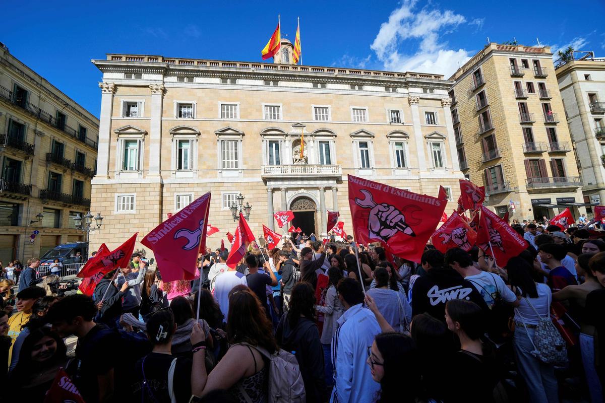 Miles de estudiantes se manifiestan en varias ciudades contra la nueva selectividad. Miles de estudiantes se manifiestan en varias ciudades contra la nueva selectividad.