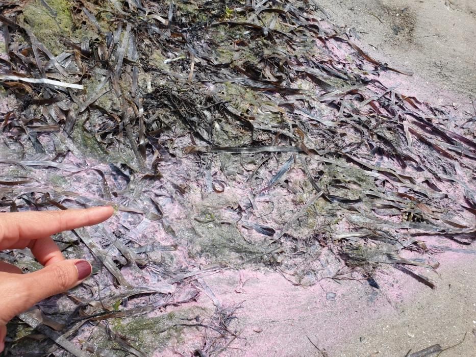 La playa de Bouzas, bañada por un manto rosado