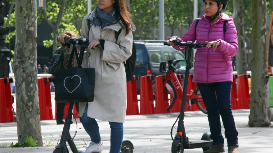 Fues dones amb patinet elèctric a l&#039;Avinguda Diagonal