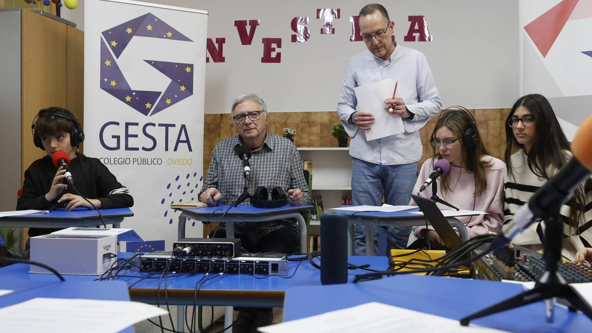 José Fernández, en el centro, sentado, durante la entrevista en la radio escolar.