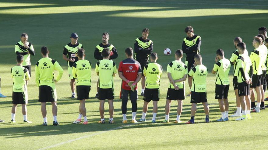 Mir charla con sus jugadores en el centro del campo del Martínez Valero