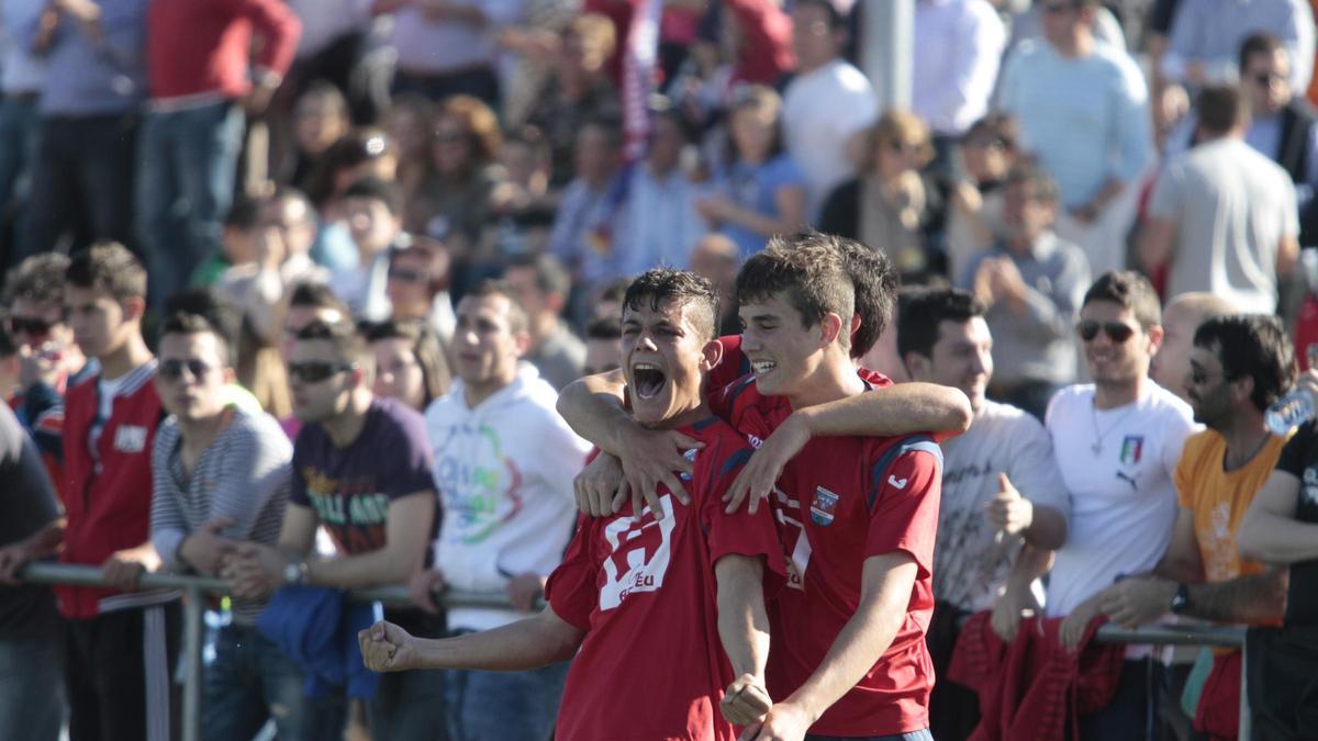 Con Teto, celebrando un gol con el Diocesano.