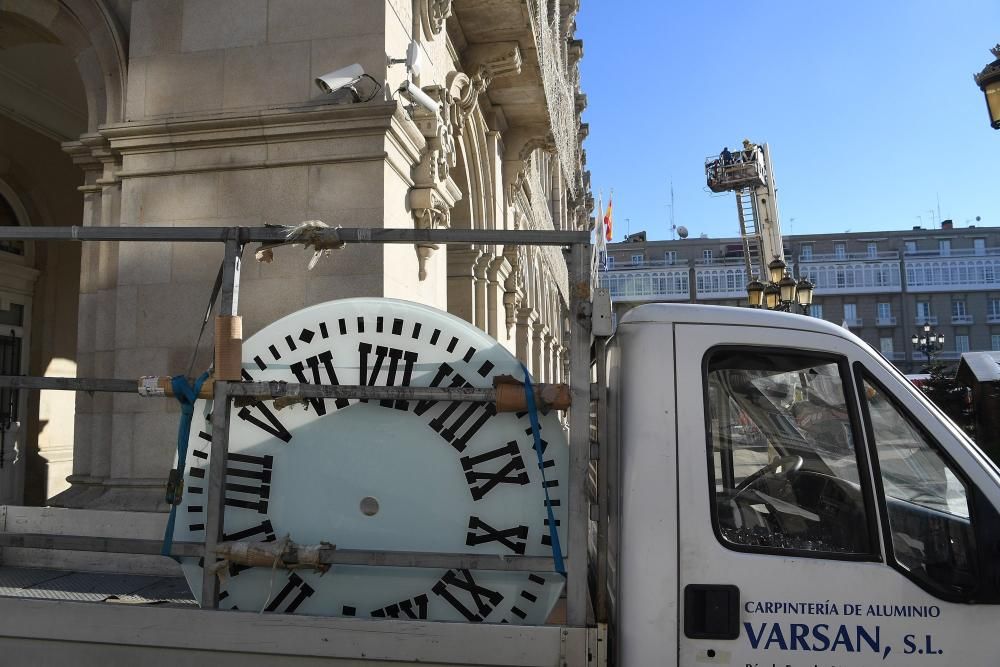 Los técnicos reparan el reloj que llevaba una semana estropeado y sin esfera.