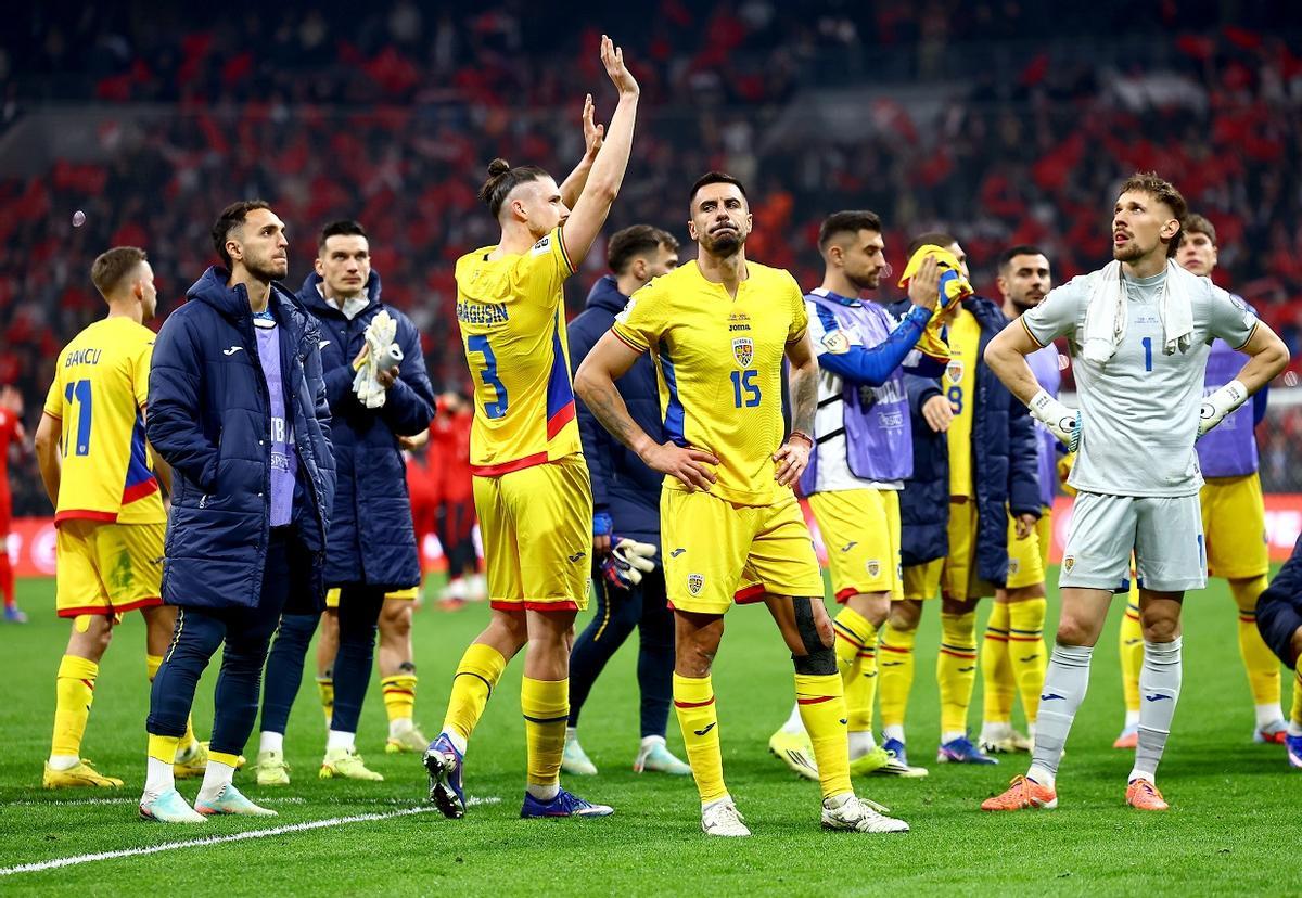 Radu, a la derecha, tras la derrota de Rumanía.