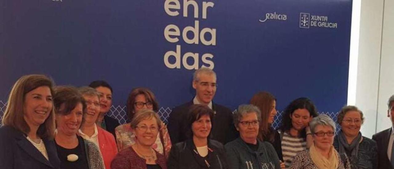 La conselleira de Mar y el director general de Ordenación Pesquera y presidente de la Red Española de Mujeres en el Sector Pesquero, Carlos Larrañaga, reunidos en Santiago con dirigentes del sector. // FdV