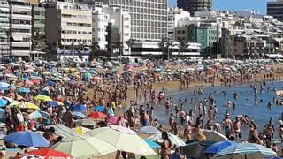 Las Canteras rebosa de gente este puente de mayo