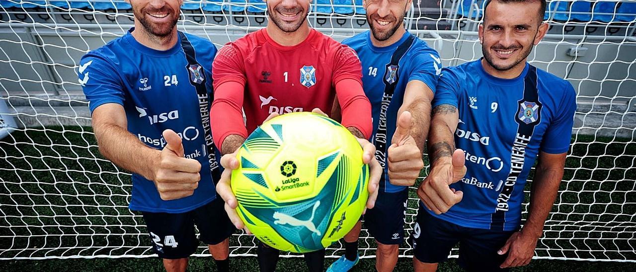 Míchel Herrero, Juan Soriano, Carlos Ruiz y Elady Zorrilla, con el balón especial del derbi que rodará hoy en el Las Palmas-Tenerife.