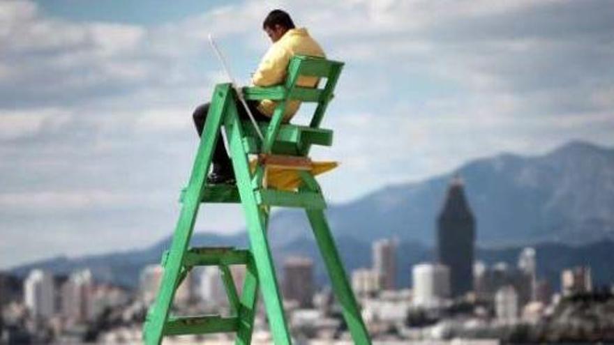 Un socorrista vigila la playa, en una imagen de ayer martes.